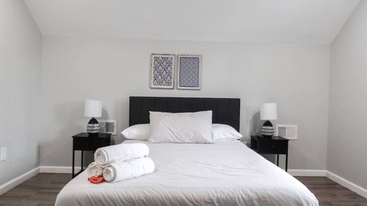 Ampere Apartment | 5Bed 2Bath Near NYC, Parking, Laundry