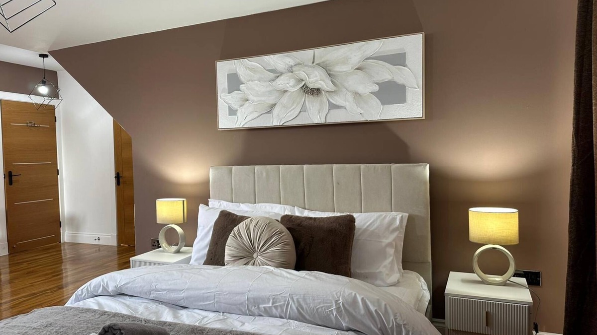 Liberton House | 5Bed Detached, Parking, 1 Bus to Airport, Jacuzzi, Sleeps10