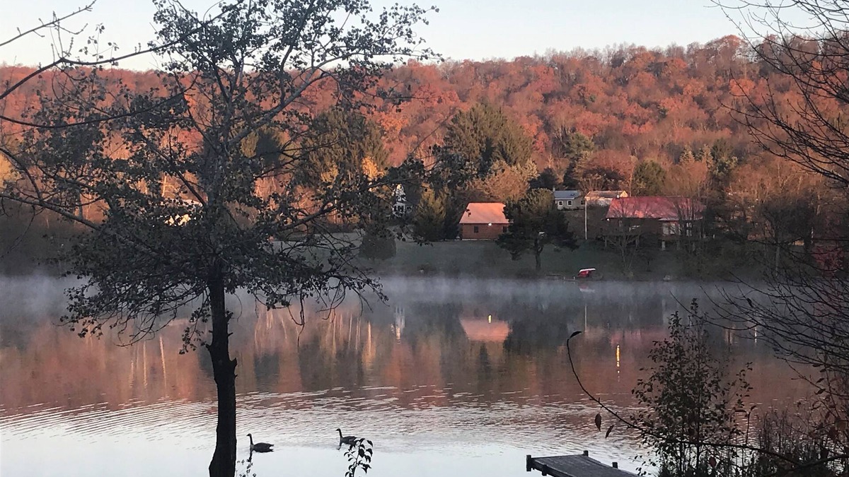 White Haven House | 5BR/2.5BA Lakefront w/hot tub, pool table, fire pit
