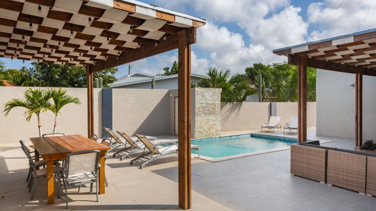 Washington Villa | 5BR 3BA Townhouse @ WASHINGTON w/KING BEDS & POOL