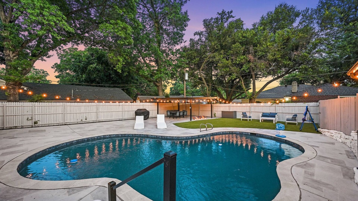 Grand Prairie House | 5BR Family Home w/Pool near AT&T Stadium