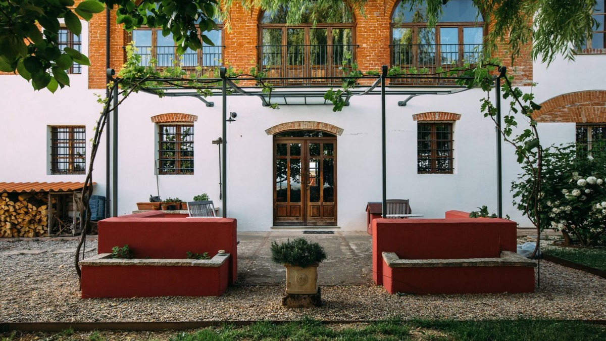 San Damiano dʼAsti House | 5BR Hilltop Wine country home w pool and spectacular views near Alba and Barolo