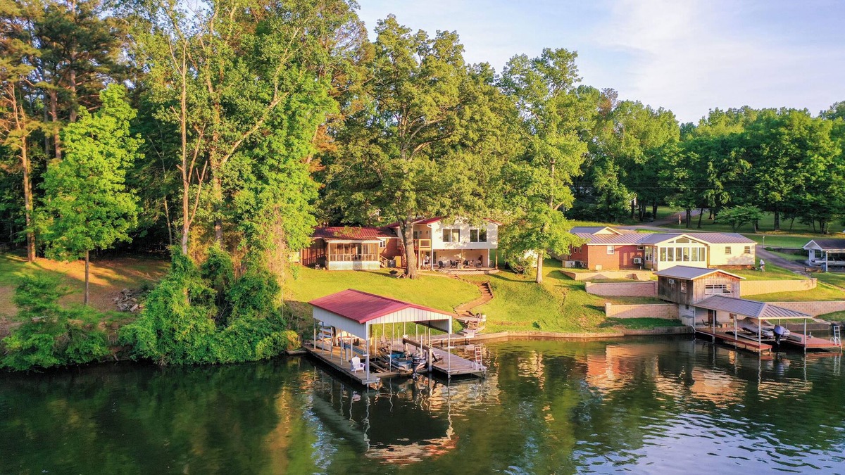 Killen House | 5BR - Lakefront Home - 4 King Beds, Private Dock, Kayaks, Canoe, & Fast WiFi