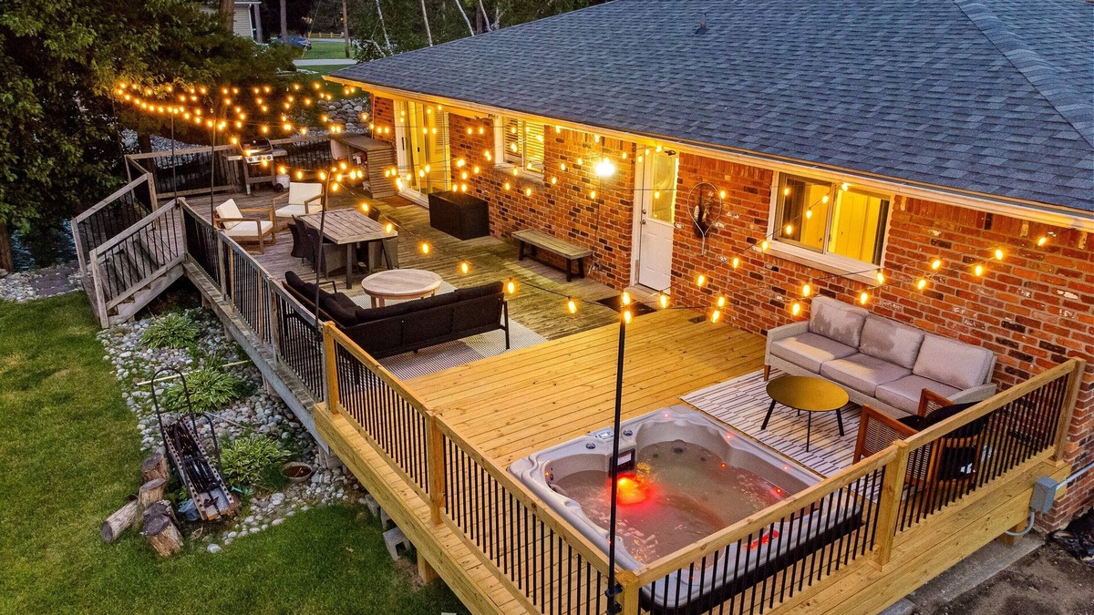 Drayton Plains House | 5BR Lakehouse near Pine Knob with Jacuzzi!