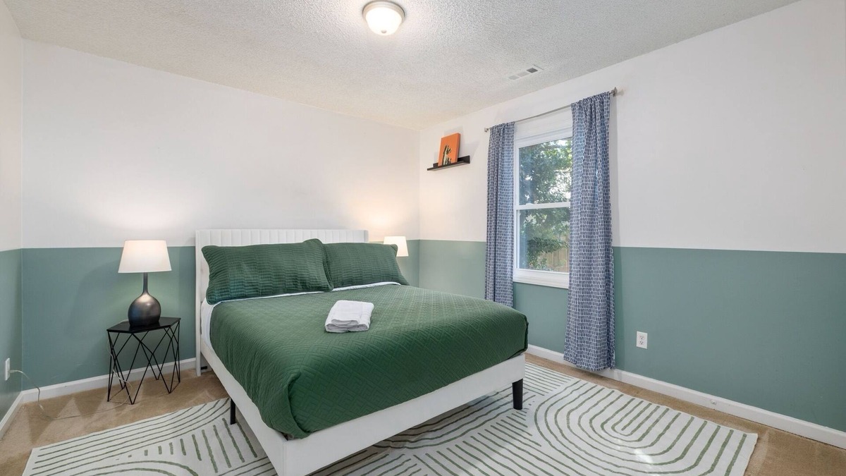 Charlotte House | 5BR Ranch Getaway – Dog Friendly, Fully Fenced Yard & Family Comfort