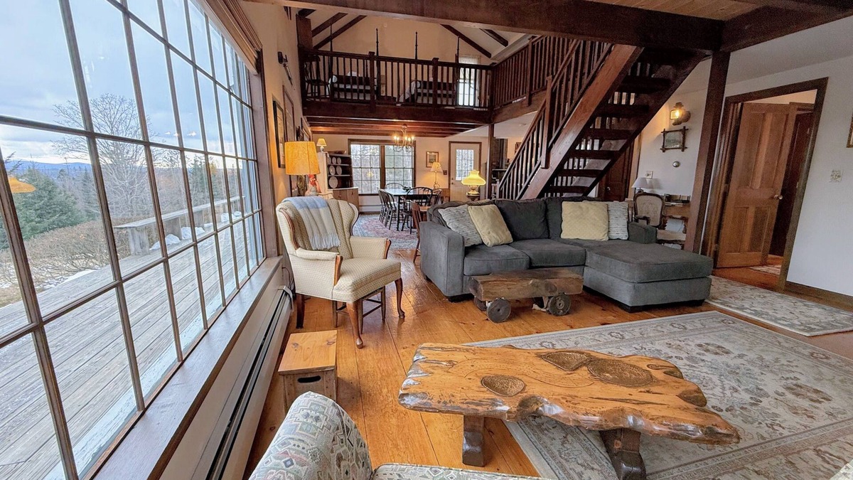 Whitefield House | 5H Charming hilltop Farmhouse with Stunning Views, near Mountain View Grand Resort!