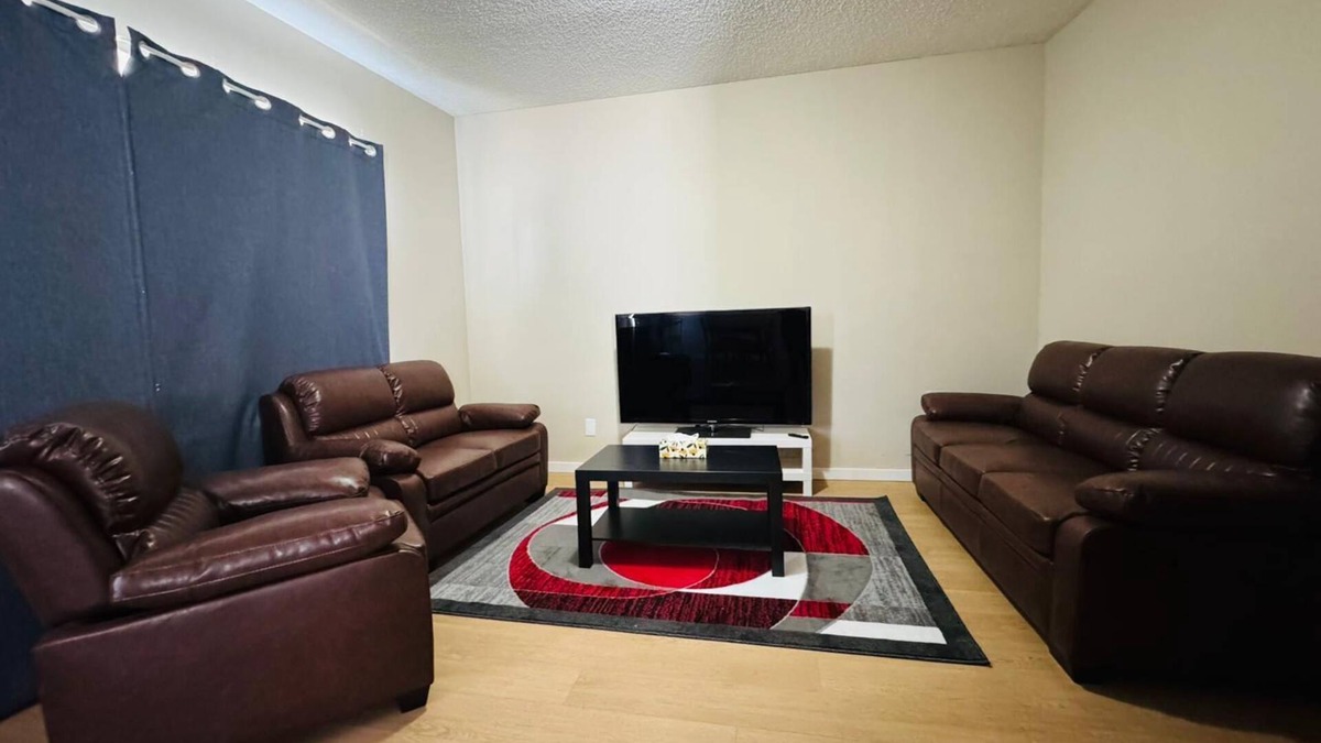 Forest Lawn House | 5min from Downtown/2 bedroom mainfloor
