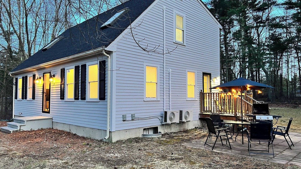 Norfolk Villa | 5min from the Gillette Stadium! Sleeps 12 people! - Pet-Friendly !nnn