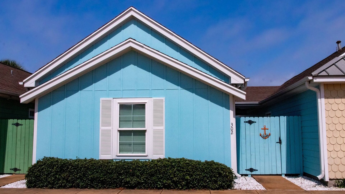 Corpus Christi House | 5min to Beach Family-Friendly Island Retreat Quiet Pool Access + Private Yard