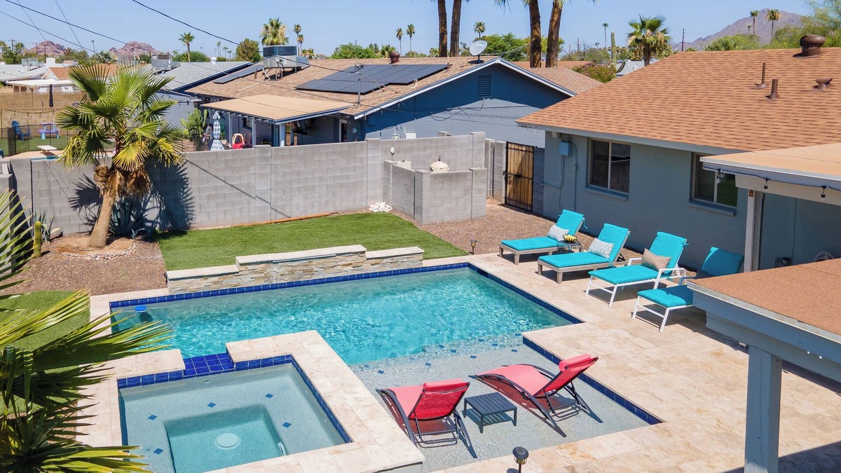Cox Heights House | 5mins to Old Town! Pool & Spa, covered patio, fire pit & outdoor TV!