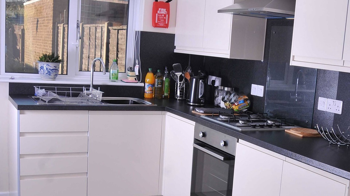 Corby House | 5✳self-catering-fully cleansed-entire house-6 Beds
