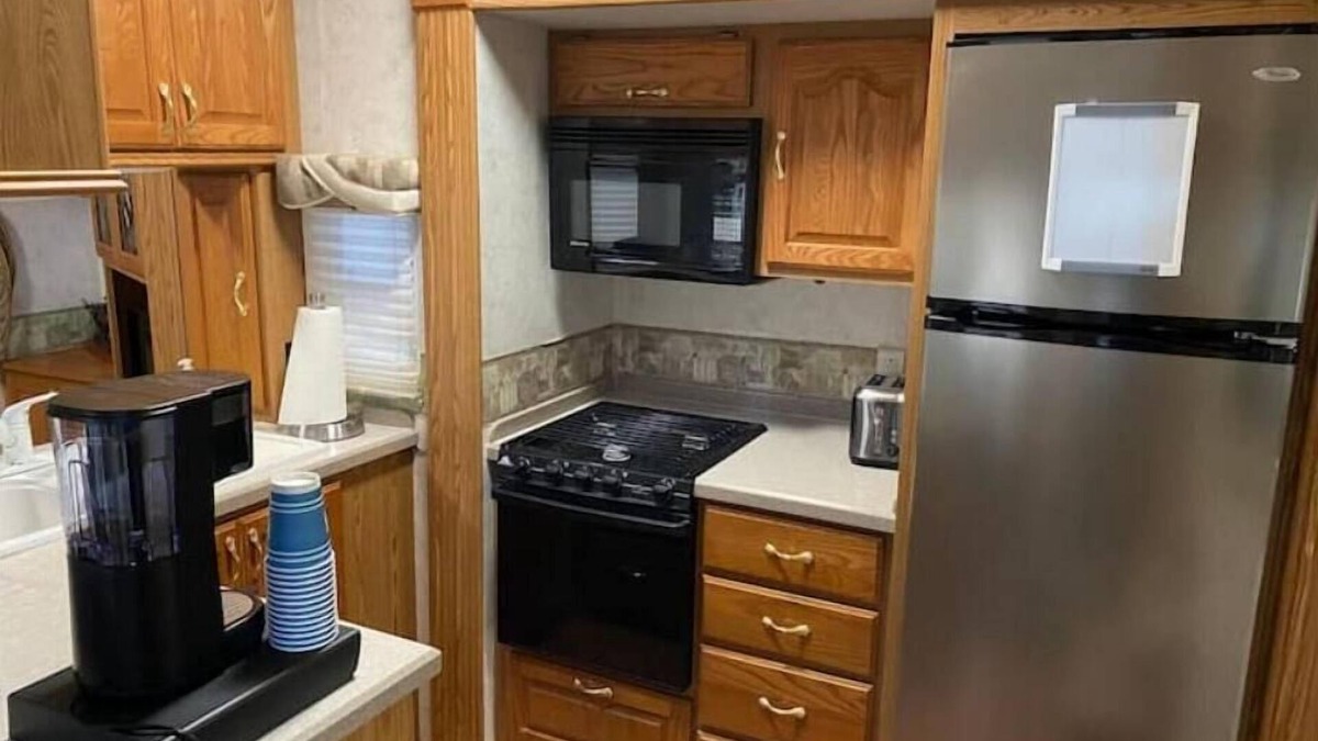 Greenville House | 5th Wheel Camper with plenty of outdoor space