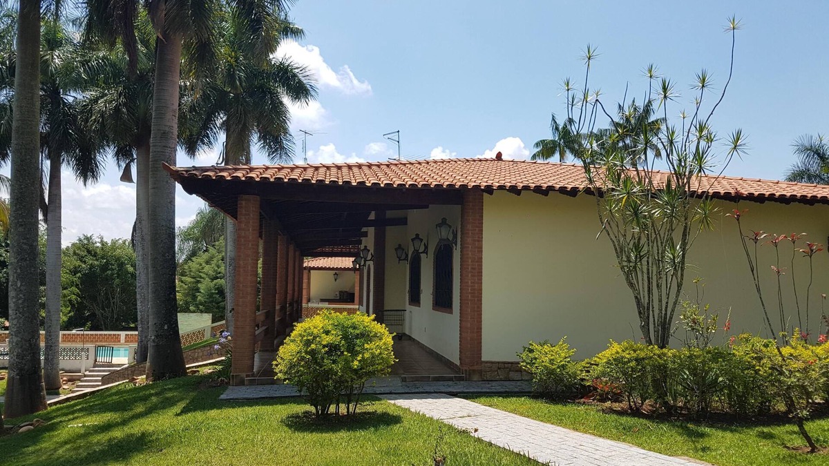 Valinhos House | 6. 000 meters in the Country Club neighborhood of Valinhos, paved and monitored street.
