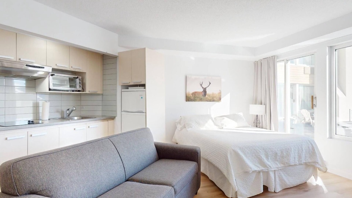 Beaupre Condo | 6-211 : Superior Studio - sleeps 4.