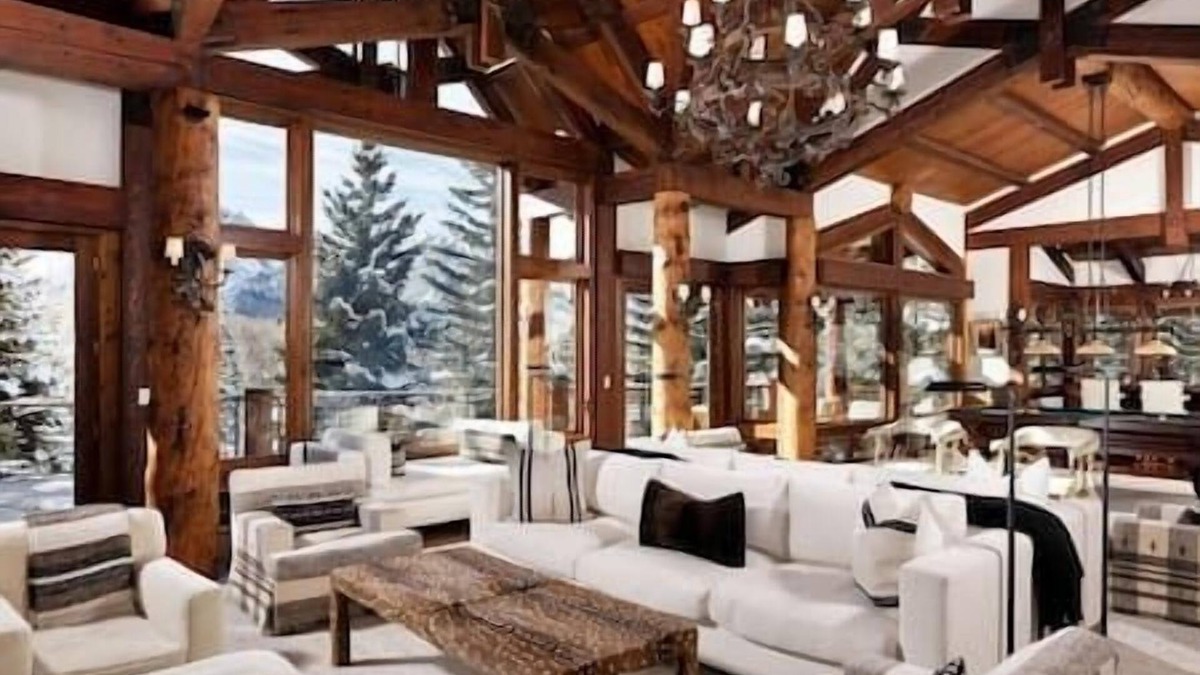 Aspen House | 6/7 Luxury Home, Fire Pit, Hot Tub, Pool Table!