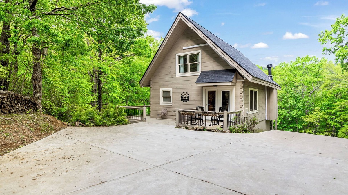 Tate Cabin | 6 Acre Private Retreat Hot Tub, Firepit, Dog Friendly & Games 6 miles to Wine!