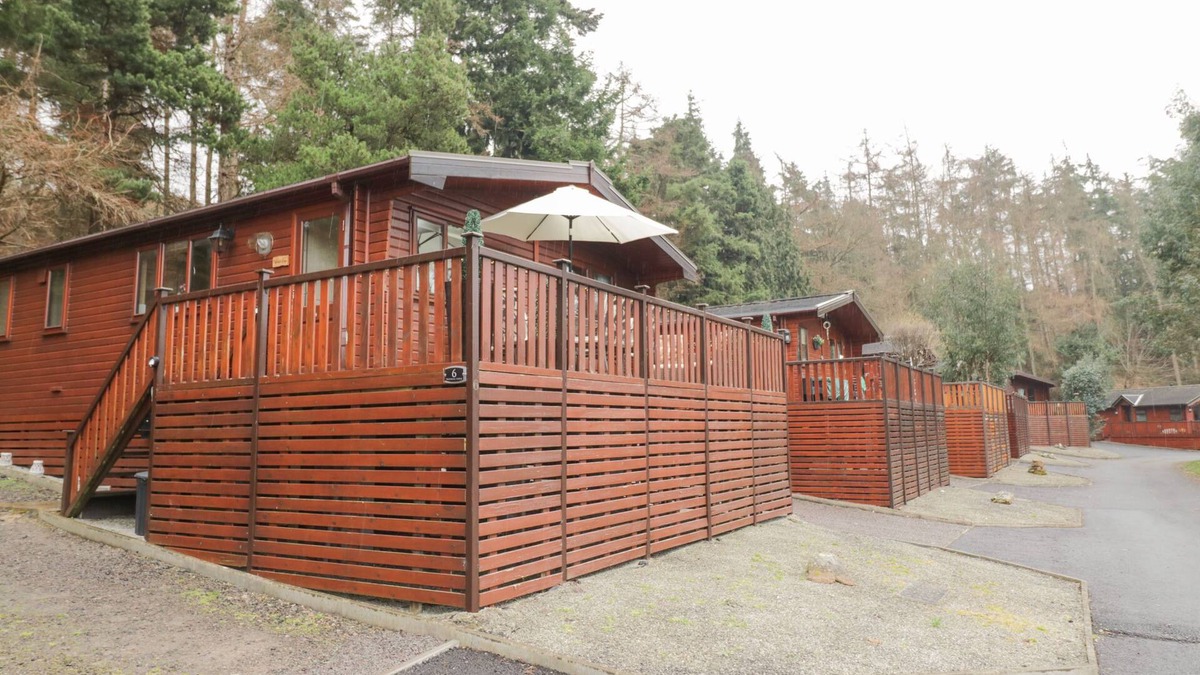 Bridgnorth Cottage | 6 ASTBURY FALLS, luxury holiday cottage, with a garden in Bridgnorth