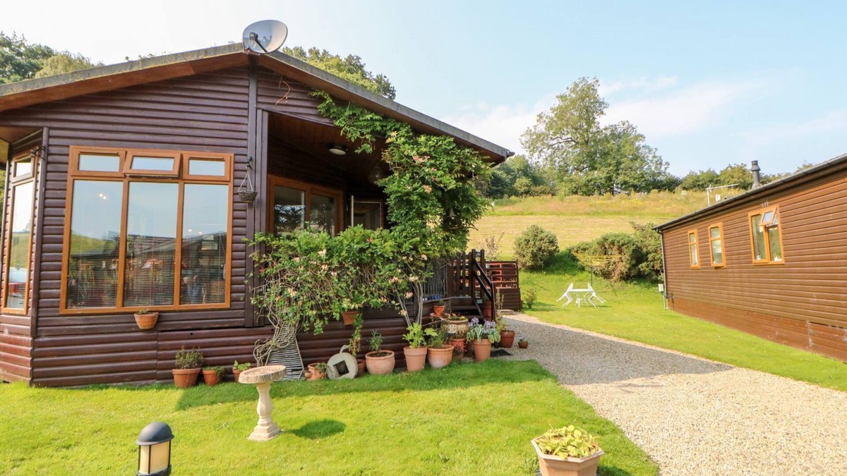 Tunstall Cottage | 6 BADGERS RETREAT, pet friendly, with hot tub in Richmond