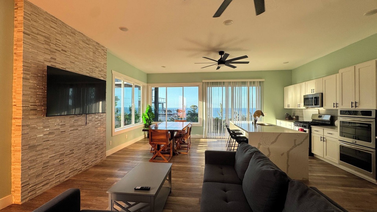 Roatan House | 6 Bd, 6 Bth, 2 living rms, huge kitchen, private pool & hot tub, rooftop deck!