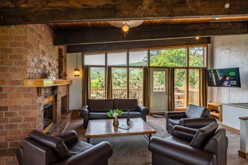 The Blue Mountains Ski Chalet | 6 bdrm Cottage at Blue Mountain, Private Beach Access, Hot Tub, Sauna, BBQ, Petfriendly