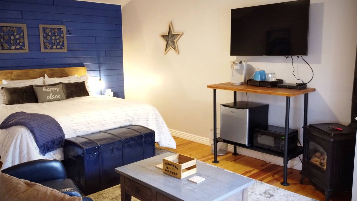 Snowflake Hotel | #6 Beautiful Room in Historic Inn, Blue Bungalow