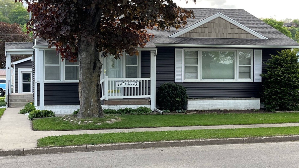 Guttenberg House | 6 bed, 2 bath house in Guttenberg Iowa on The Mississippi River, Sleeps 12