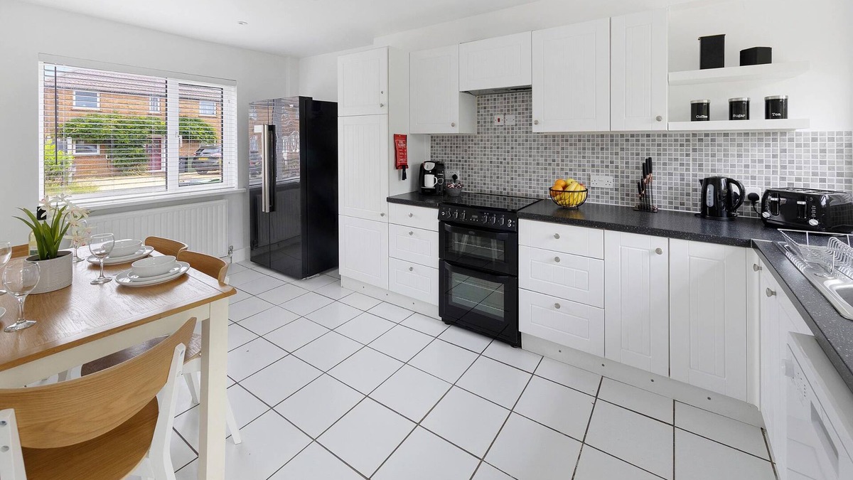 Basingstoke House | 6 Bed, 2 Bath, with Free Parking & Wi-Fi