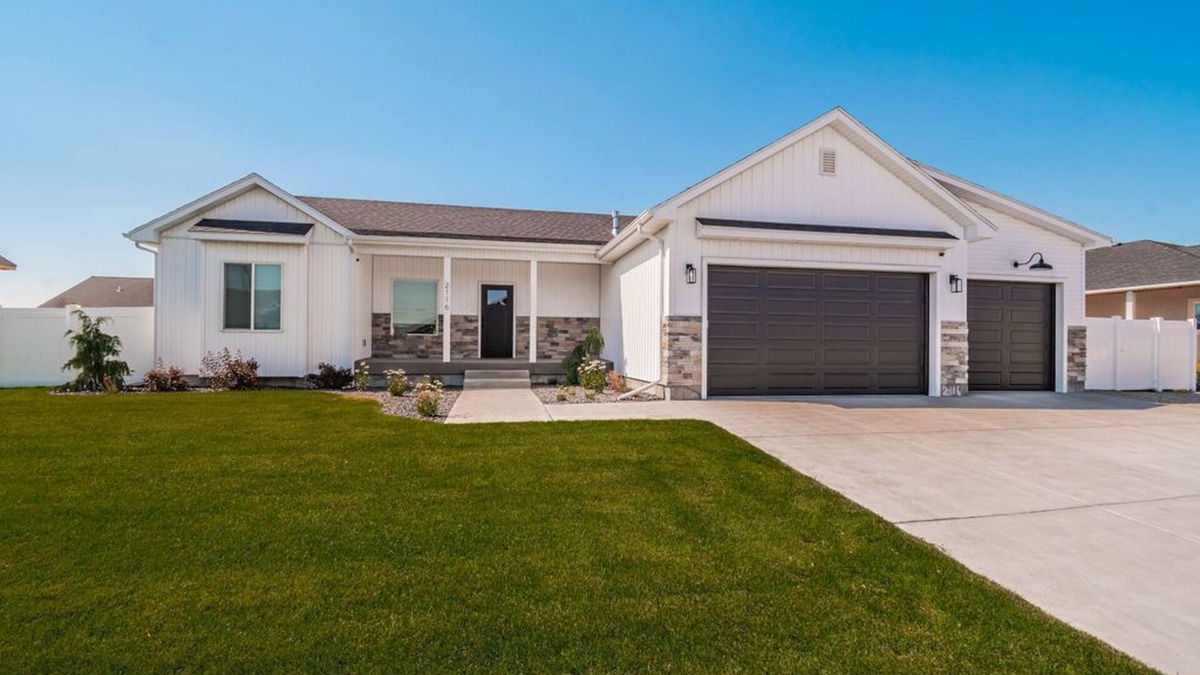 Idaho Falls House | 6 bed 3 bath home ~ sleeps 20! w/game room, fireplace, hot tub & playground.