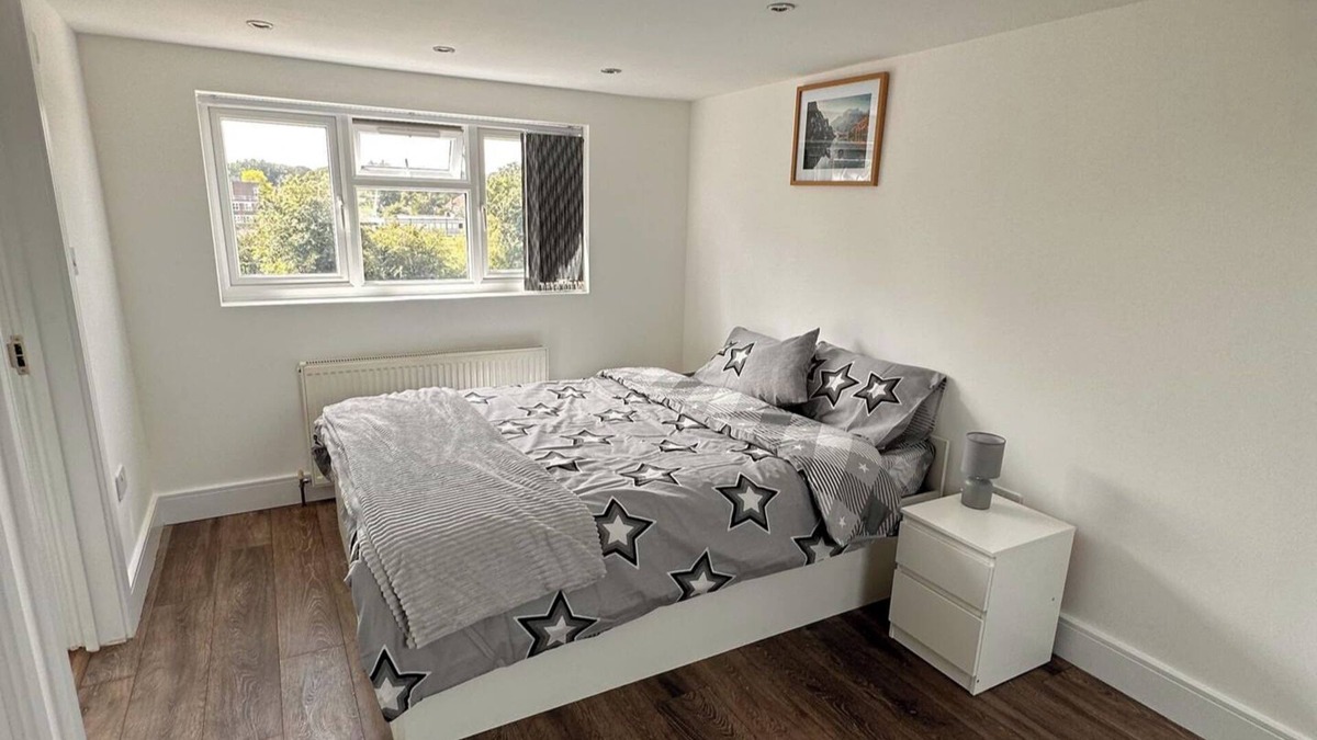 Hillingdon House | 6-Bed 3-Bath Home - Sleeps 14 & Free Parking
