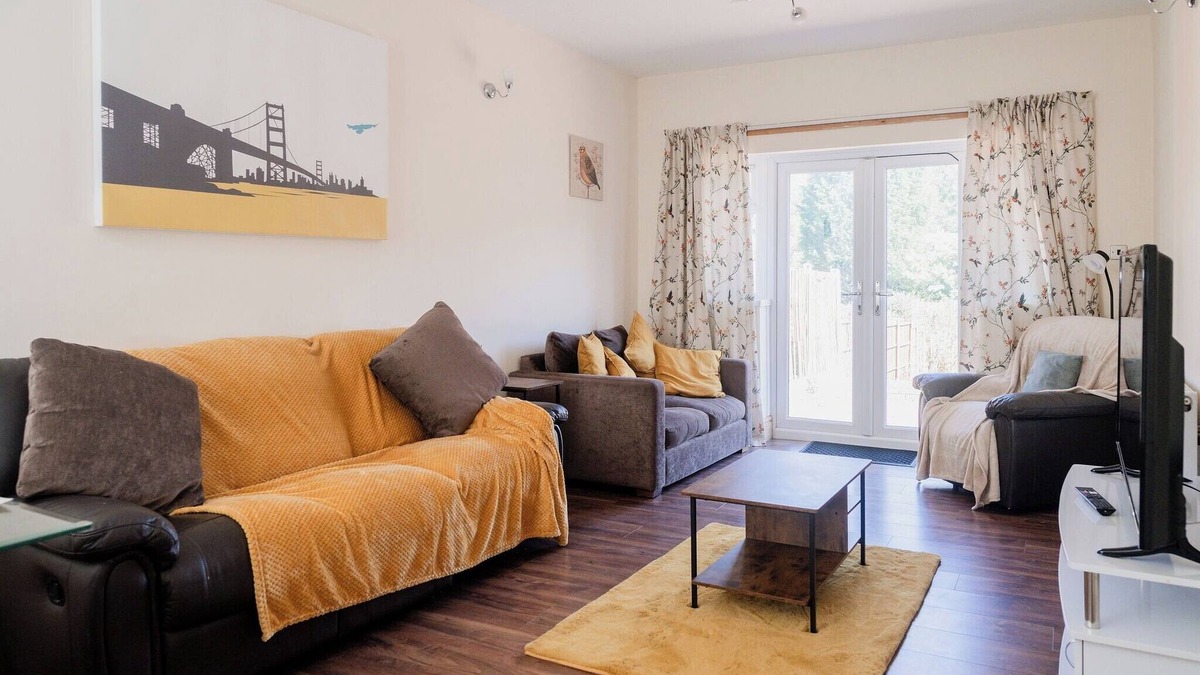 Dudley House | 6-Bed House - Sleeps 13 - Families & Contractors