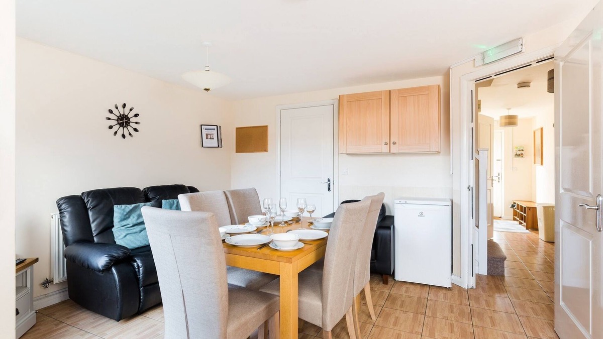 Wolverhampton House | 6 bed house with free secure parking & 3 bathrooms