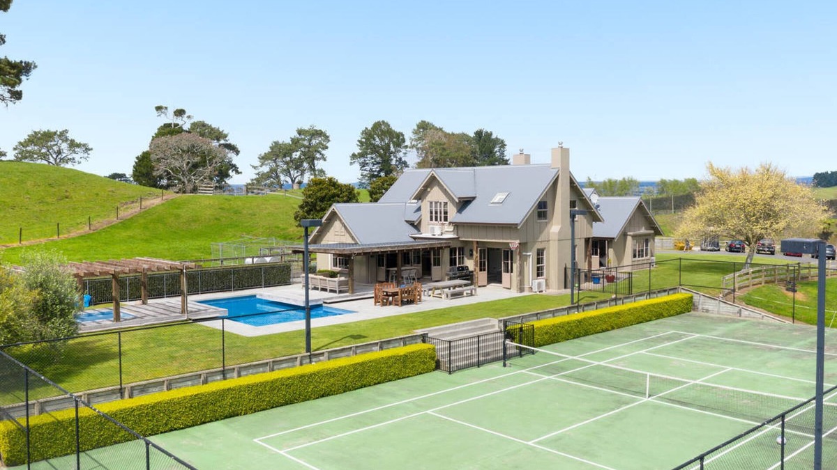 Wairoa House | 6 Bed room Villa with swimming pool, spa and tennis court in Tauranga