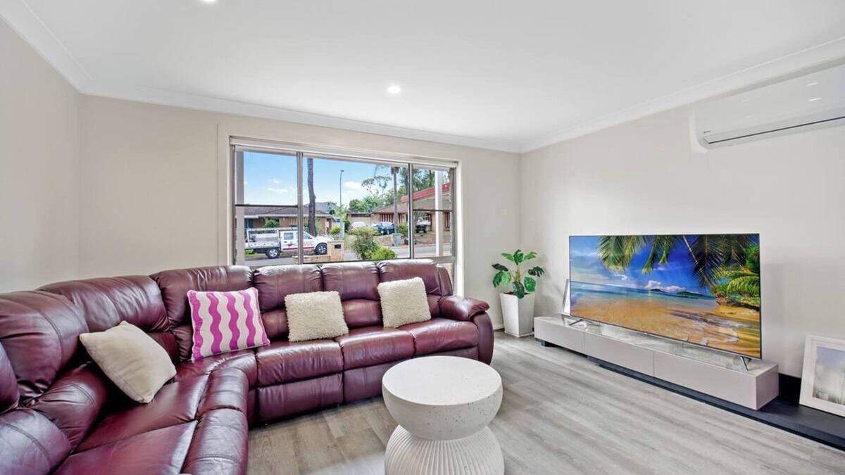 Mount Annan House | 6 Bedroom 3 Bath 2 Levels House