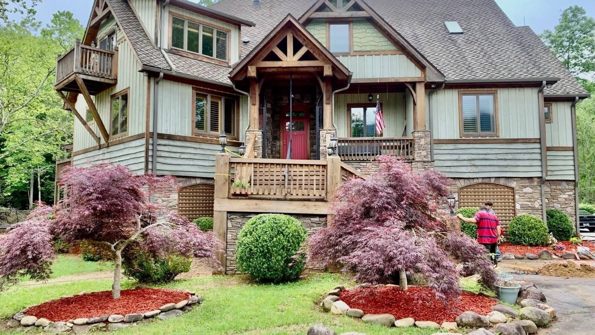 Burnsville House | 6 bedroom 5 bath house on 7 acres along the South Toe River near Asheville