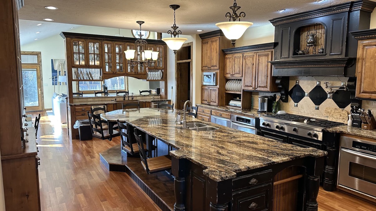 Kearney House | 6 bedroom 5 bathroom kearney NE house huge kitchen and theatre.