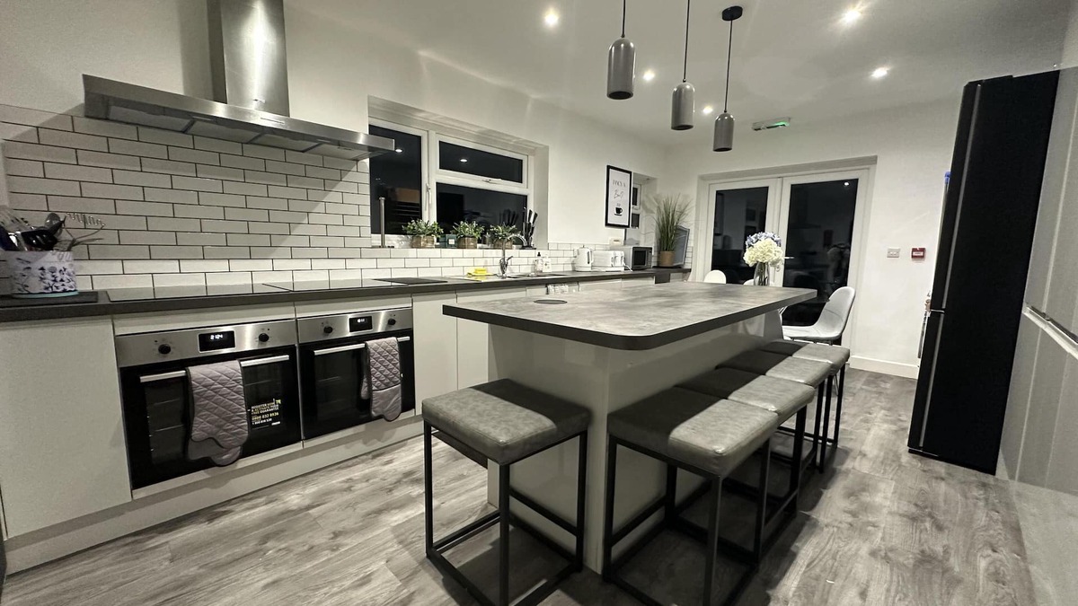Sneinton House | 6 Bedroom 5 Shower rm House in Central Nottingham
