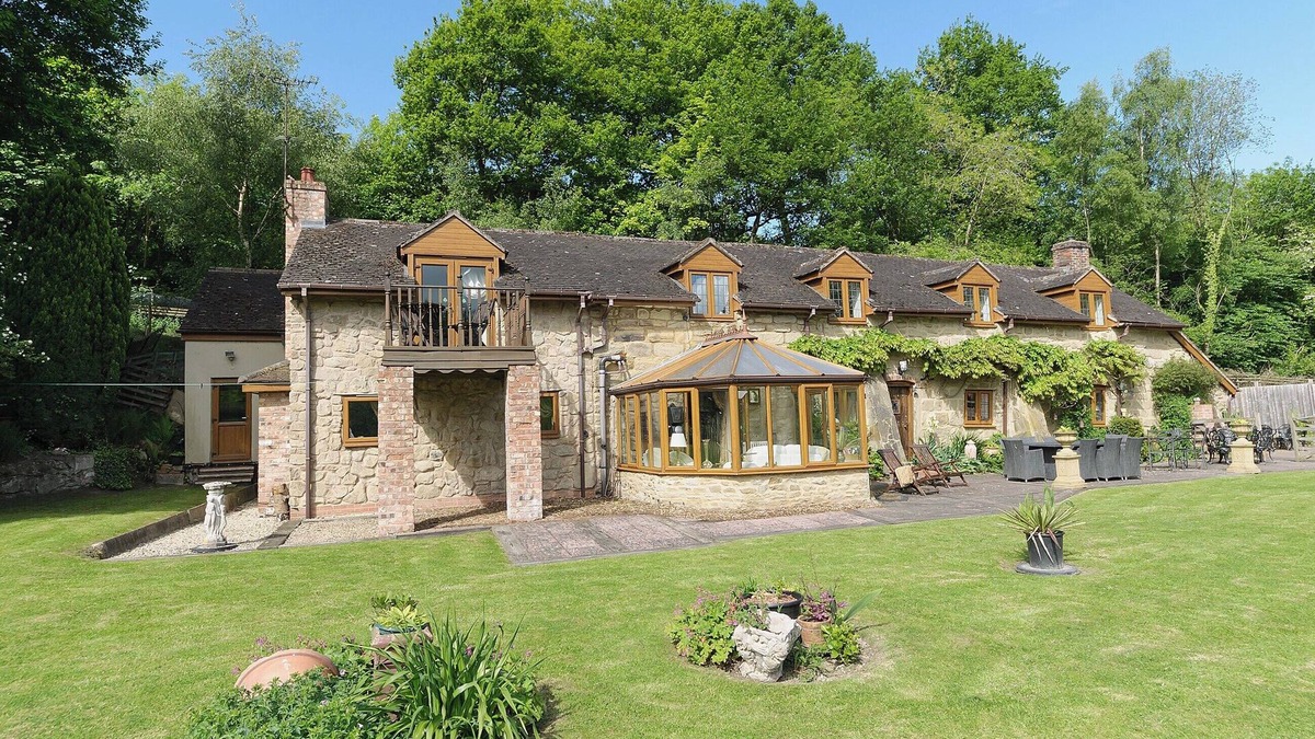 Billingsley Cottage | 6 bedroom accommodation in Highley, near Bridgenorth