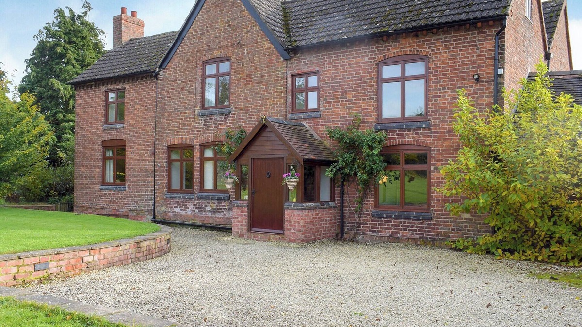 Loppington Cottage | 6 bedroom accommodation in Noneley, near Shrewsbury
