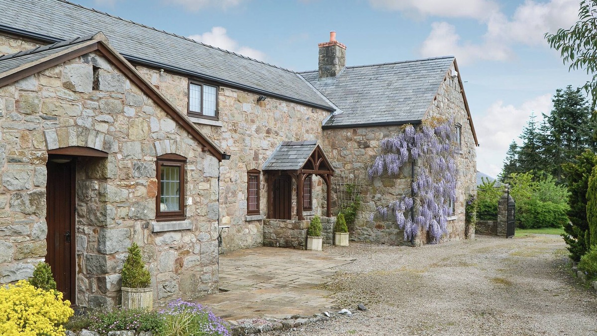 Weston Rhyn Cottage | 6 bedroom accommodation in Weston Rhyn, near Oswestry