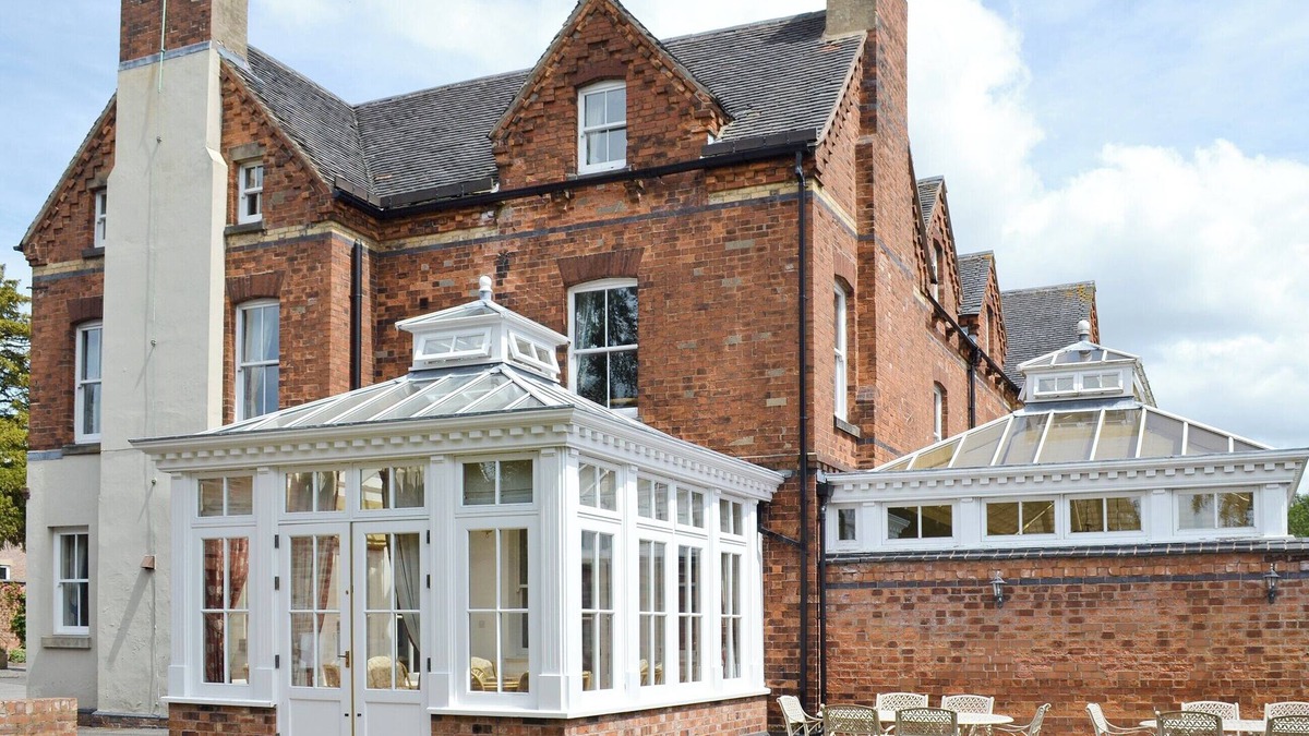 Swanwick Cottage | 6 bedroom accommodation in Swanick, near Alfreton