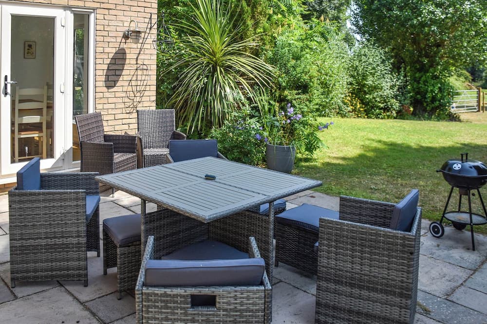 March Cottage | 6 bedroom accommodation in Stonea, near Ely