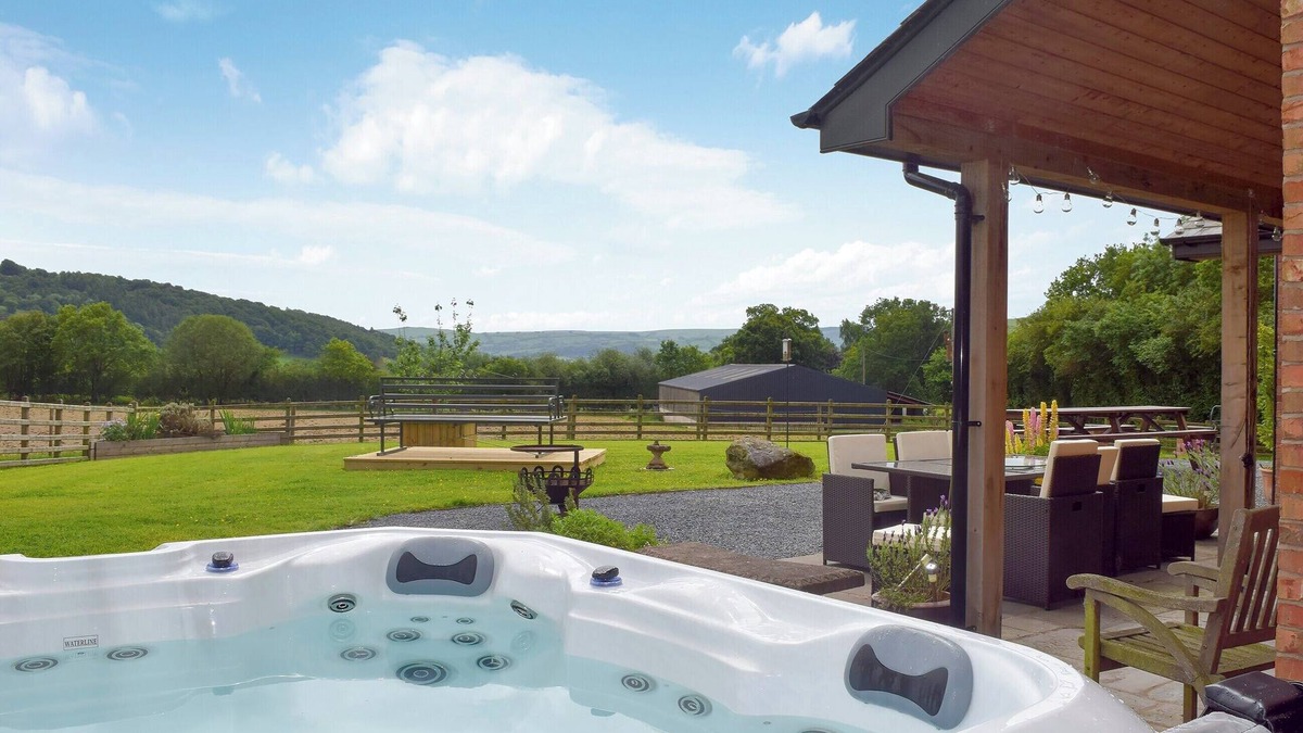 Newtown Cottage | 6 bedroom accommodation in Aberhafesp, near Newtown
