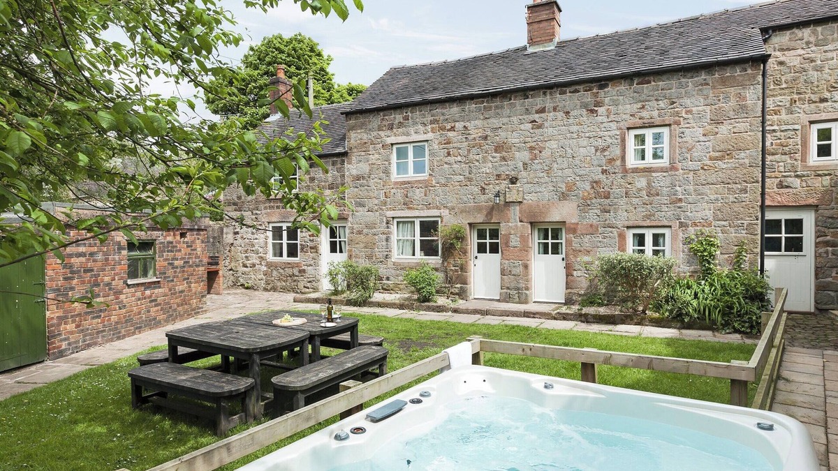 Leek Cottage | 6 bedroom accommodation in Bradnop, near Leek