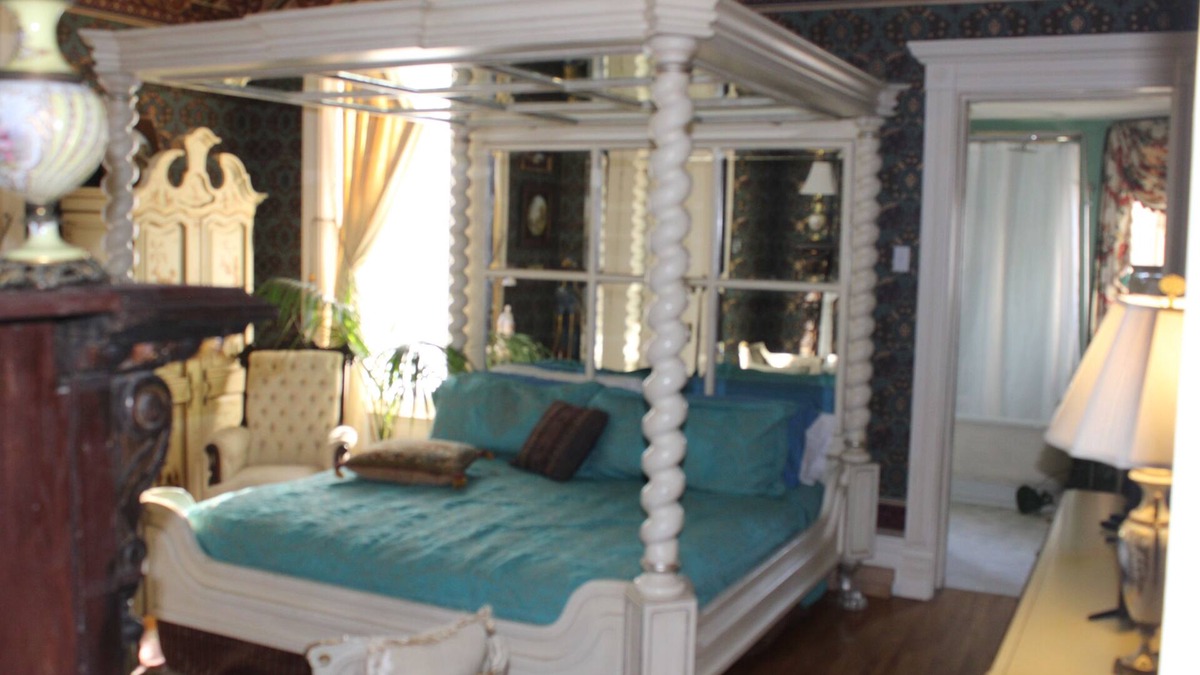 Keokuk Bed & Breakfast | 6-bedroom bed & breakfast in marvelous Keokuk with WiFi, AC