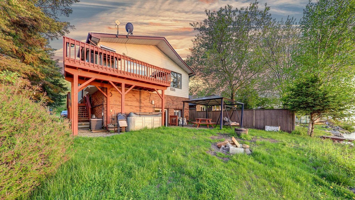 Janetville House | 6 bedroom, breathtaking view , stunning lakefront, hotub , 50 Min T.O