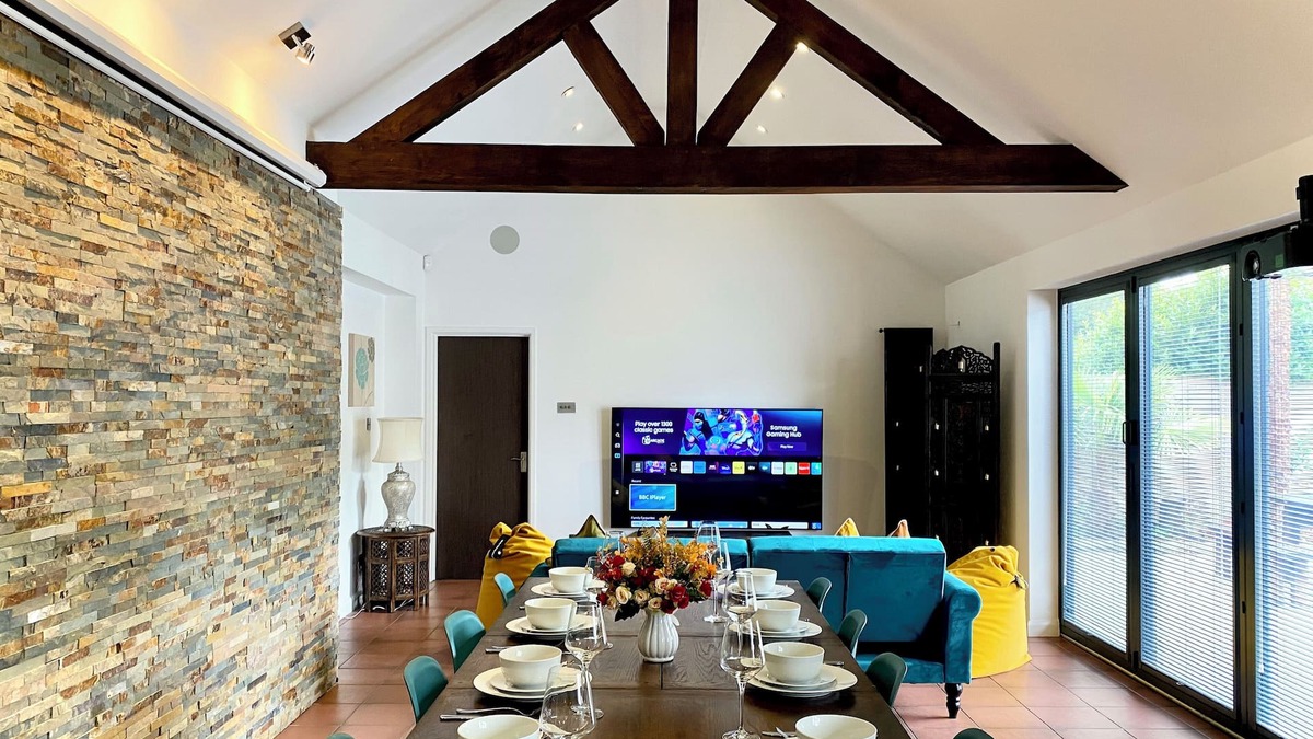 Ascot House | 6 Bedroom Bungalow Prime Location Near Ascot Racecourse Ample Parking 75" TV