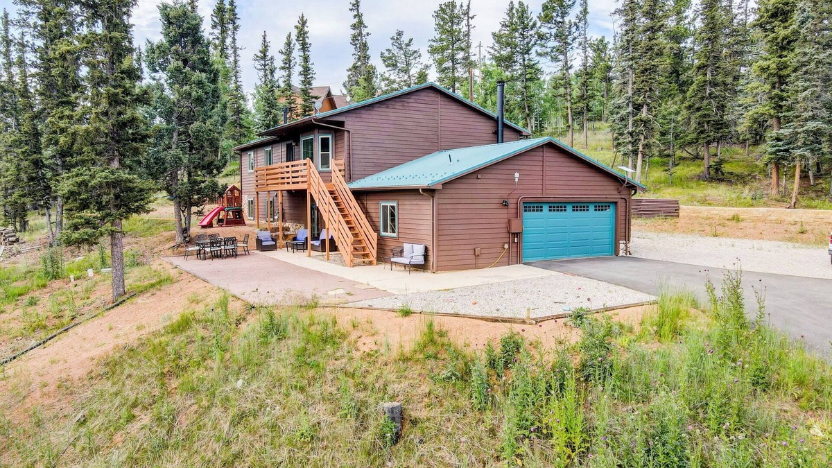 Spring Valley House | 6 Bedroom Cabin w/Galactic Lake View, Hot Tub, WiFi, Family Adventures and MORE!