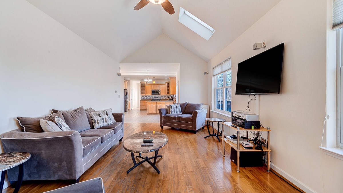 Chester House | 6 bedroom colonial house