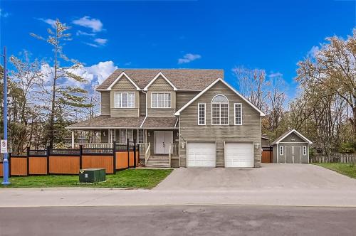 Alcona House | 6 Bedroom Executive Cottage near Innisfil Beach Park