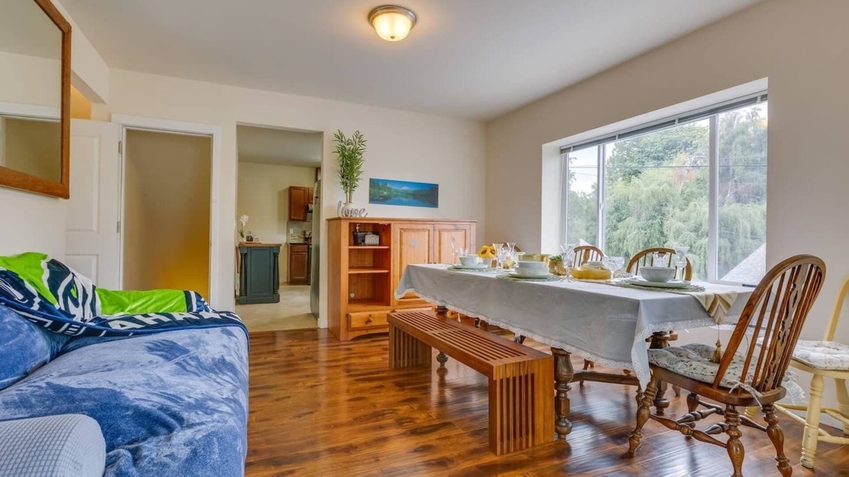 North College Park House | 6-bedroom family friendly large yard Seattle